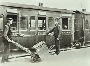 Plattformportører på en jernbanestasjon, 1885 av English Photographer