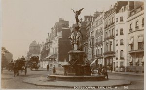 Poets Fountain, Park Lane, London av English Photographer