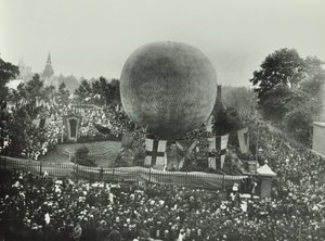 Poplar Recreation Ground: folkemengder ser på en luftballong, 1892 av English Photographer