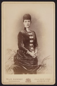 Portrett, Alexandra av Danmark, giftet seg med prins Albert Edward, senere kong Edward VII (s/hv-bilde) av English Photographer