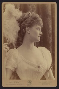 Portrett, grevinnen av Warwick (s/h-foto) av English Photographer