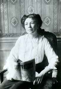 Portrett av Christabel Pankhurst som leser en kopi av The Suffragette ca. 1905