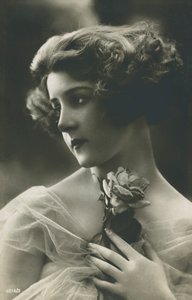 Portrett av en vakker ung kvinne med en rose (s/hv-bilde) av English Photographer