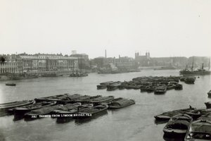 Postkort med utsikt over Themsen fra London Bridge av English Photographer