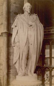 Postkort med et bilde av en statue av Benjamin Disraeli av English Photographer