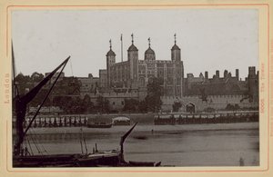 Postkort med et bilde av Tower of London av English Photographer