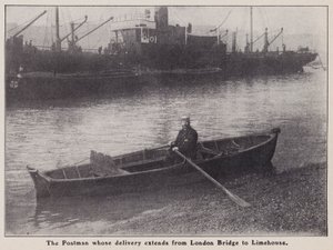 Postbud hvis levering strekker seg fra London Bridge til Limehouse i en båt på Themsen, London (s/hv-bilde) av English Photographer