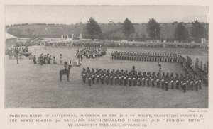 Prinsesse Henry av Battenberg, guvernør på Isle of Wight, presenterer Colors til den nyopprettede 3. bataljonen Northumberland Fusiliers (Old Fighting Fifth) på Parkhurst Barracks, 25. oktober (bw ph). av English Photographer