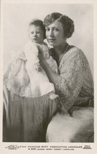 Prinsesse Mary, Viscountesse Lascelles, med sin eldste sønn, George (s/hv-bilde) av English Photographer