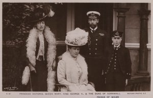 Prinsesse Victoria, dronning Mary, kong George V, hertugen av Cornwall (s/h-bilde) av English Photographer