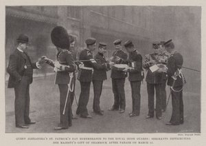 Dronning Alexandras St Patricks Day-minne til Royal Irish Guards, sersjanter som distribuerer Hennes Majestets gave av Shamrock etter paraden 17. mars av English Photographer