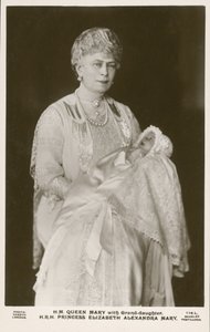 Dronning Mary, konsort av kong George V, med barnebarnet hennes, prinsesse Elizabeth av English Photographer