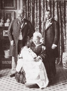Dronning Victoria holder kong Edward VIII ved hans dåp 16. juli 1894 av English Photographer