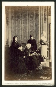 Dronning Victoria og medlemmer av hennes familie av English Photographer