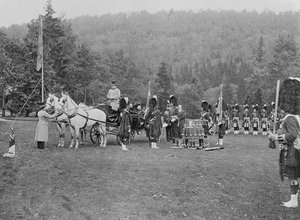 Dronning Victoria presenterer farger for Cameron Highlanders, 1873 av English Photographer