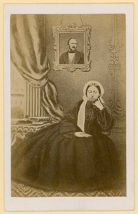 Dronning Victoria, da enke, med et portrett av prinsgemalen bak seg (s/hv-bilde) av English Photographer