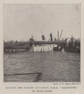 Heving av Sunken Gun-Boat, HMS Sandpiper, i Hong-Kong av English Photographer
