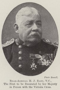 Kontreadmiral H J Raby, VC, den første som ble dekorert av hennes Majestet personlig med Victoria Cross av English Photographer