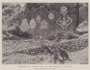 Regimental Crests kuttet i klippen ved Cherat av English Photographer