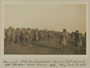 Rester 4. Bn. Worcestershire Regiment (29. divisjon) etter "CAMBRAI"-slaget, november 1917, går tilbake til hvile av English Photographer