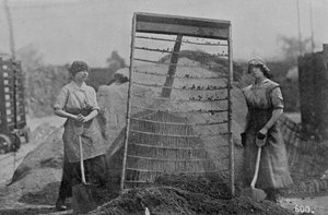 Riddling Cinders, War Office-fotografier, 1916 (bw-foto) av English Photographer