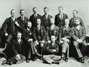 Rosendale Road School: gruppe lærere, 1897 av English Photographer