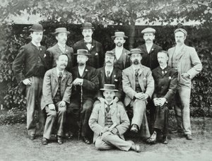 Rosendale Road School: grupper av lærere, 1897 av English Photographer