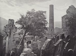 Round Tower, St Kevins Cross and Kitchen, Glendalough av English Photographer