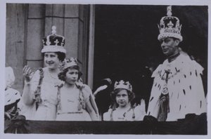 Kongelig familie, etter kroningen av kong George VI (s/hv-bilde) av English Photographer
