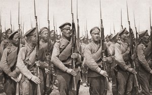 Russisk infanteri på parade og presenterer våpen under første verdenskrig, fra The Illustrated War News, 1915 av English Photographer