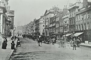 Saint Jamess Street, Westminster LB: ser nordover fra Pall Mall, 1895 av English Photographer