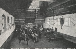 Savigears rideskole, Earl's Court, London (s/hvitt-bilde) av English Photographer