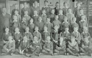 Skolegruppe, ukjent skole, 1895 av English Photographer