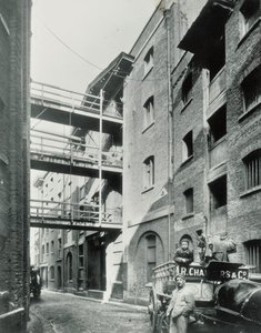 Shad Thames, London, 1890 av English Photographer