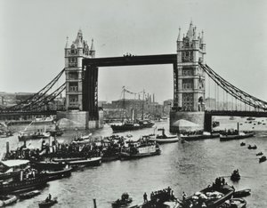 Skip passerer under Tower Bridge, 1894 av English Photographer