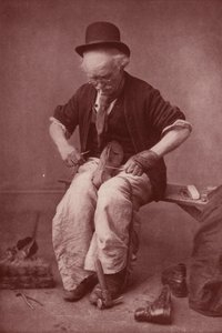 Skomaker på jobb (s/h-bilde) av English Photographer