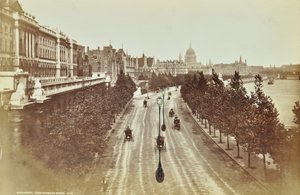 Somerset House, Victoria Embankment, Westminster LB: ser nordover fra Waterloo Bridge, 1895 av English Photographer