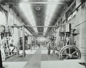Southern Outfall Sewer, Crossness: interiøret i maskinhuset, 1894 av English Photographer