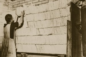 Stable usyret brød til påsken i et hebraisk bakeri (sepia-bilde) av English Photographer