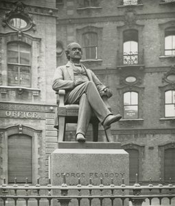 Statue av George Peabody av English Photographer