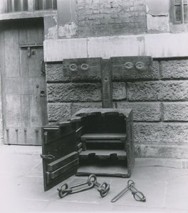Aksjer og sjakler utstilt i Newgate Prison av English Photographer