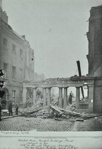Strand, Westminster LB: Beaufort-bygninger, brannskader, 1890 av English Photographer