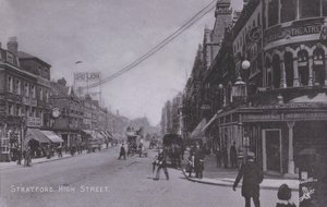 Stratford, High Street, med Borough Theatre (s/hvitt-bilde) av English Photographer