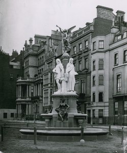 The Brown Fountain, Park Lane, London av English Photographer