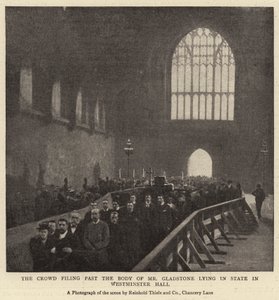 The Crowd filing forbi liket av Mr Gladstone liggende i staten i Westminster Hall av English Photographer