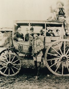 Deadwood diligensen i London - Buffalo Bill står, John Nelson i boksen av English Photographer