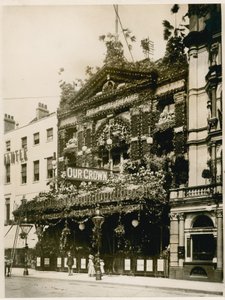 Empire Theatre, Leicester Square, London, dekorert for dronning Victorias diamantjubileum, juni 1897 av English Photographer