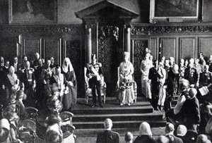 Kongen appellerer om fred til folket i Irland i rådhuset, illustrasjon fra 'The Queen', 2. juli 1921 av English Photographer