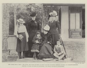 Den siste kongelige gruppen, dronningen, storhertuginnen av Hessen og hennes datter, prinsesse Victoria av Schleswig-Holstein, prinsesse Victoria, Eugenie av Battenberg og prins Maurice av Battenberg (bw av English Photographer