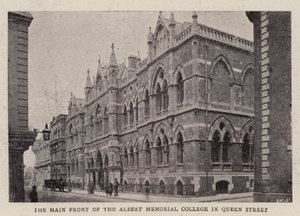 Hovedfronten til Albert Memorial College i Queen Street av English Photographer